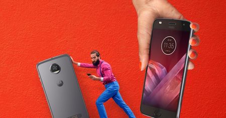 Moto Z2 Play oficjalnie. Ma lepszy aparat, mniejszą baterię i... moduł stworzony dla graczy