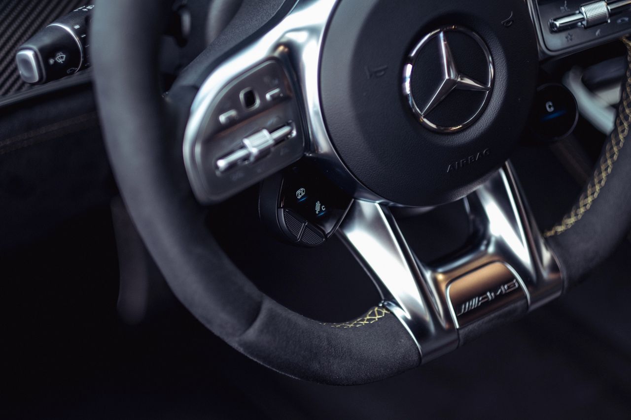 Nowe, mylące przyciski funkcyjne na kierownicy zmieniające poszczególne parametry auta.