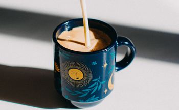 Pijesz kawę z mlekiem? Proktolog radzi, kto powinien przestać