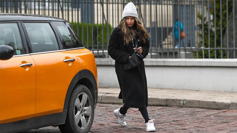 Julia Wieniawa przejeżdża na czerwonym świetle 