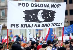 Manifestacja KOD w Warszawie. &quot;Przeciw zawłaszczeniu mediów&quot; [ZDJĘCIA]
