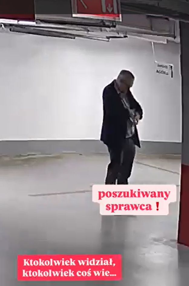 Wojciech Czuchnowski rozkleja wlepki protestacyjne w Agorze. 