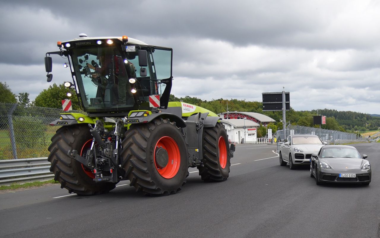 Przejechali traktorem Nürburgring na czas. Do tego (w pewnym sensie) tyłem