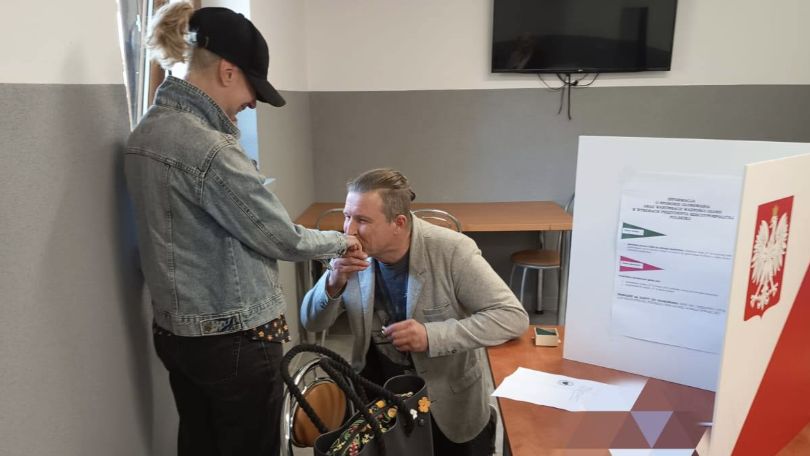 Oświadczyny przy urnie wyborczej. Na taki krok zdecydował się