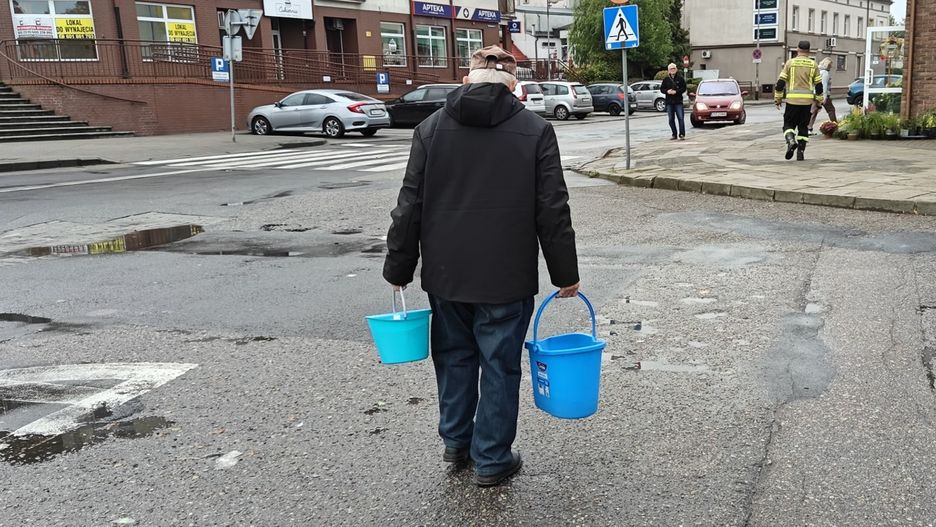Mieszkańcy Wałcza sami musza nosić wodę z beczkowozów. To duży problem dla osób starszych.