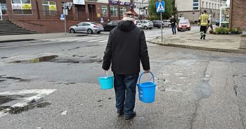 Wałcz: Seniorzy w trudnej sytuacji. Noszenie wody z beczkowozów jest ponad ich siły