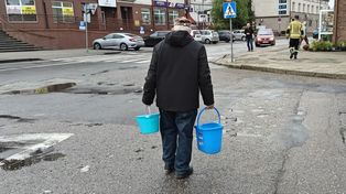Wałcz: Seniorzy w trudnej sytuacji. Noszenie wody z beczkowozów jest ponad ich siły