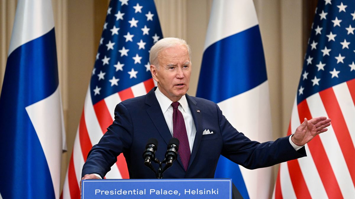 US-Nordic Leaders' Summit 2023 in Helsinki
epa10743910 US President Joe Biden gestures during a press conference at the Presidential Palace in Helsinki, Finland, 13 July 2023. Biden attended US-Nordic Leaders' Summit Meeting at the Presidential Palace with leaders of Finland, Sweden, Norway, Denmark and Iceland for discussions on closer cooperation between the Nordic countries and the United States on security, environment and technology issues.  EPA/KIMMO BRANDT 
Dostawca: PAP/EPA.
KIMMO BRANDT
