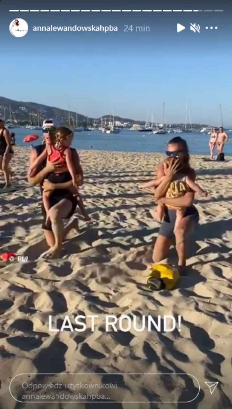 Anna i Robert Lewandowscy trenują na plaży w towarzystwie córek