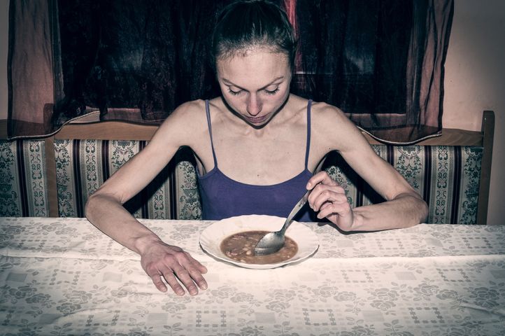 Tak nastolatki walczą o idealne ciało. "Bulimia doprowadziła do pęknięcia przełyku"