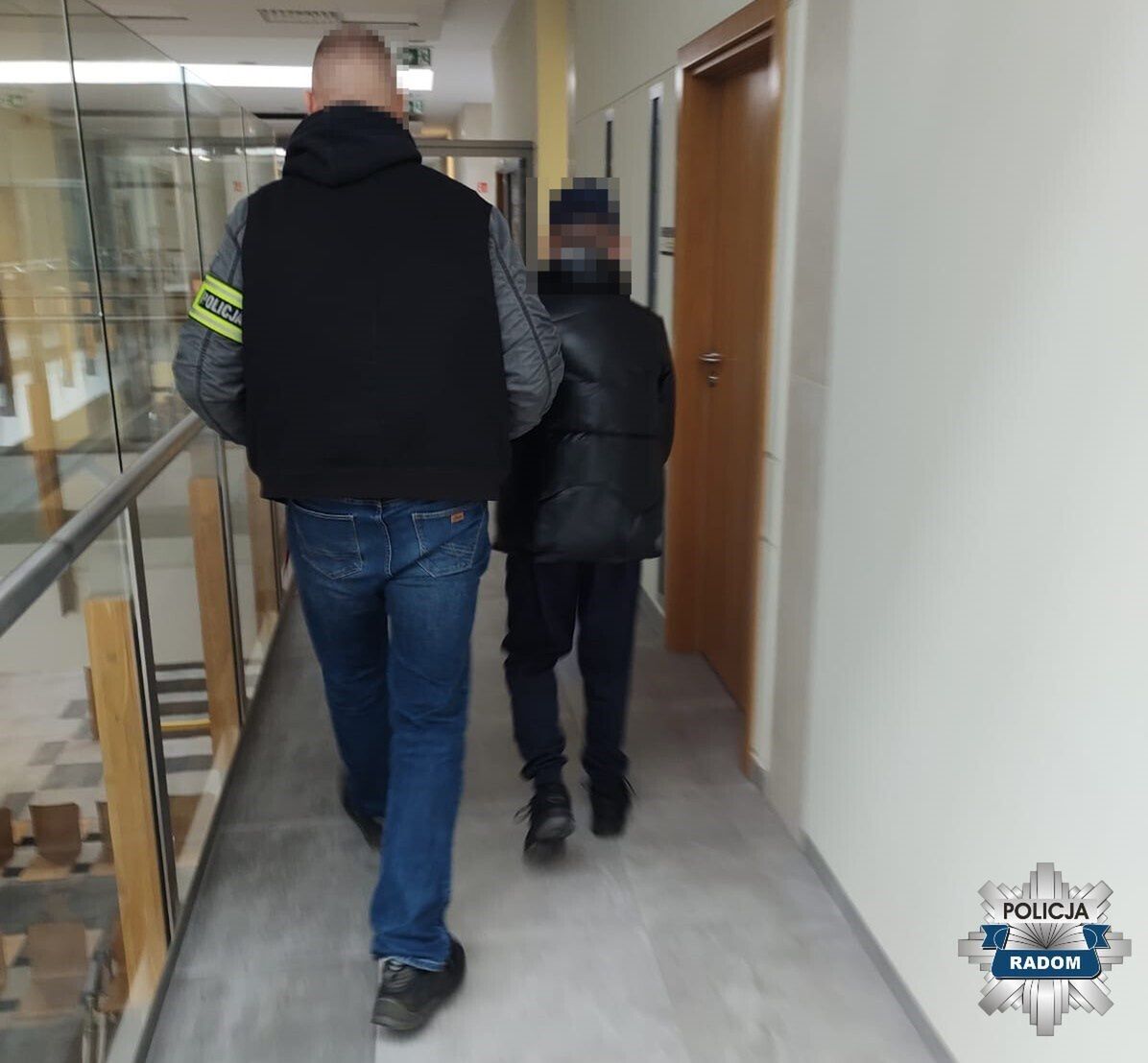 Radom: 57-latek zatrzymany po oszustwie "na policjanta". Seniorka wyrzuciła przez okno ponad 7 tys. zł