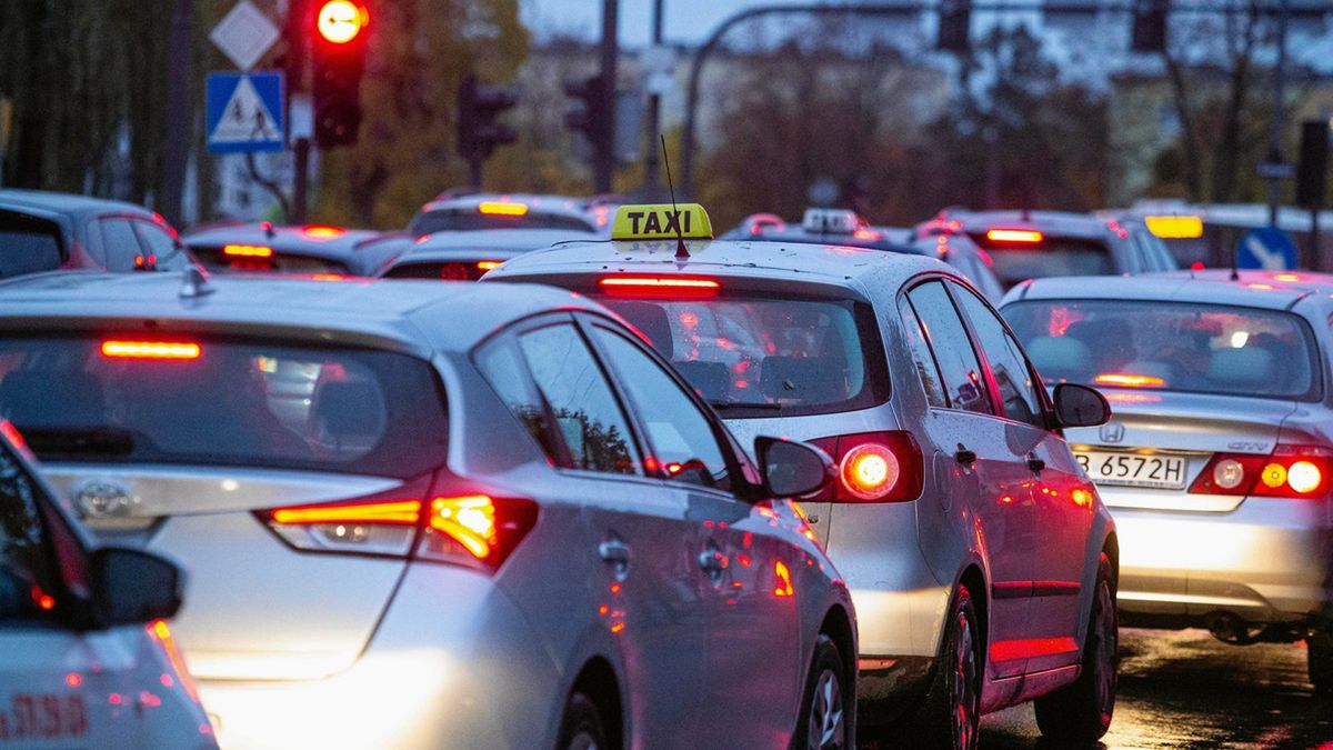 Za przejazd 2 km taksówkarz chciał 300 złotych.