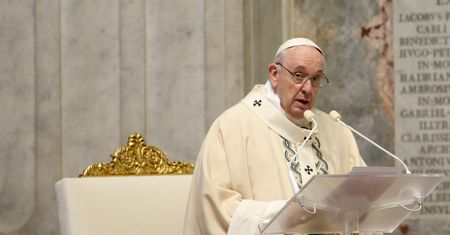 Urlop w czasie pandemii. Papież krytykuje osoby uciekające przed lockdownem na wczasy