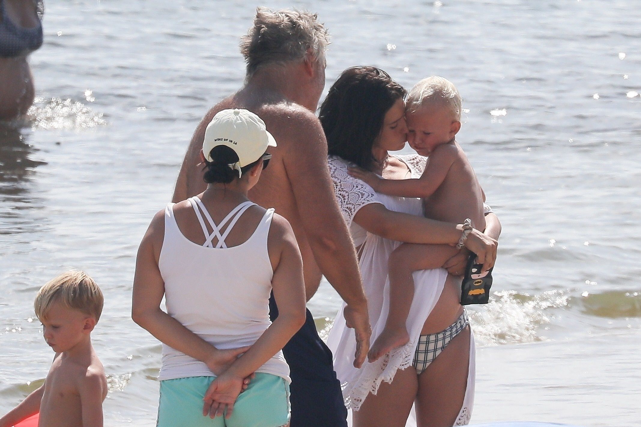 Alec Baldwin z rodziną na plaży