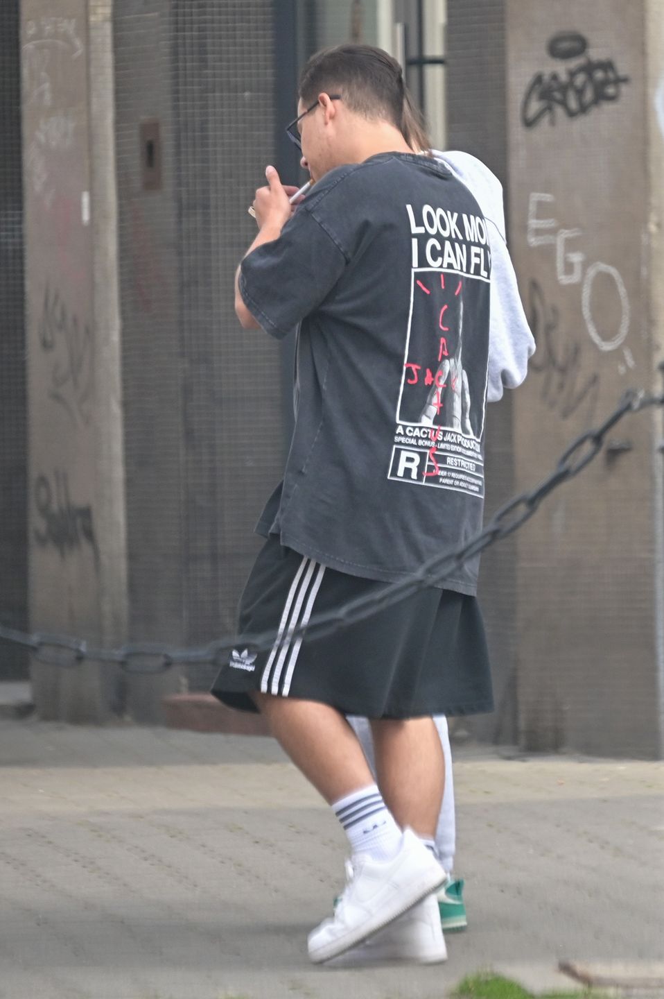 Allan Krupa na spacerze z dziewczyną