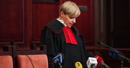 Zamarzła 500 m od komisariatu. Ruszył proces po śmierci 14-latki