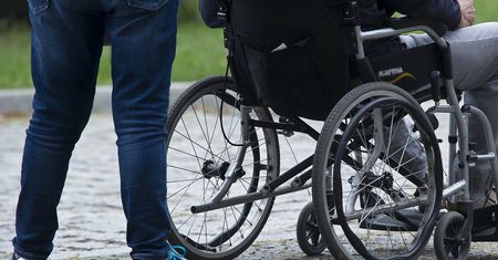 Opiekunowie osób niepełnosprawnych bezradni. "W dostępie do szczepień pominięto nas, najsłabszą grupę społeczną"