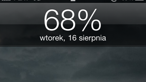 Wyświetlanie poziomu naładowania baterii zamiast godziny na lock screenie iOS 1