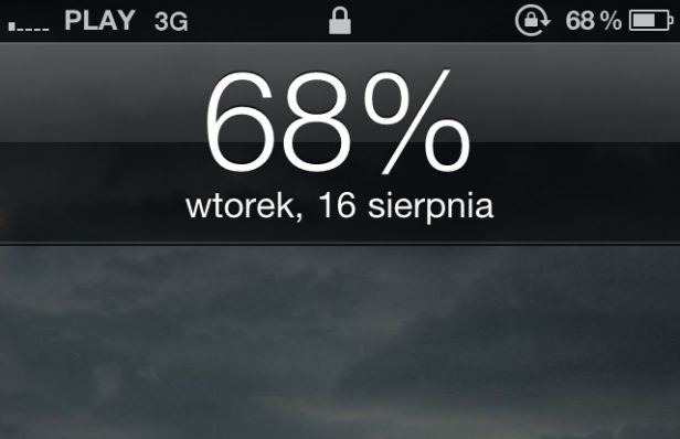 Wyświetlanie poziomu naładowania baterii zamiast godziny na lock screenie iOS