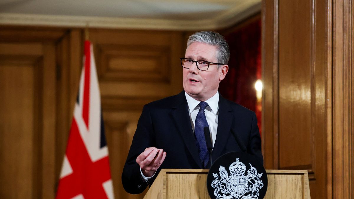LONDON, ENGLAND - JULY 29: UK Prime Minister Keir Starmer delivers a statement inside No. 10 Downing Street on the day the cabinet was recalled to discuss the situation in Gaza, on July 29, 2025 in London, England. (Photo by Toby Melville - WPA Pool/Getty Images)