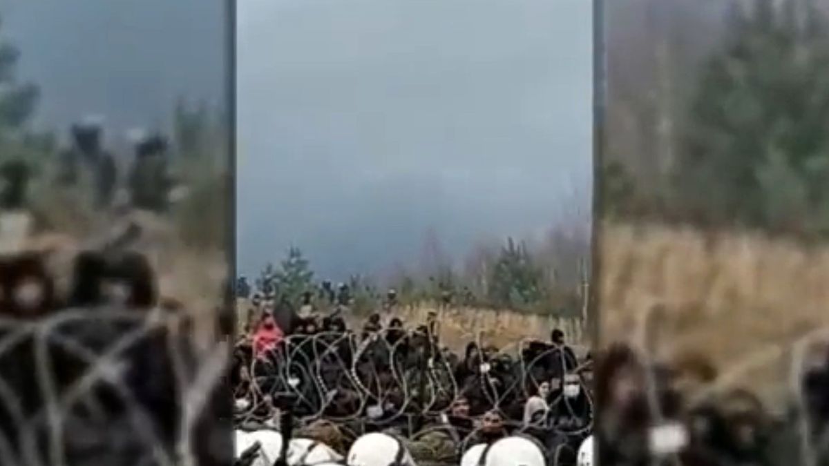 Kuźnica, 08.11.2021. Na kadrze z filmu udostępnionego przez Straż Graniczną kilkusetosobowa grupa migrantów przy granicy polsko-białoruskiej w okolicy przejścia granicznego w Kuźnicy, 8 bm. Grupa migrantów podjęła dziś próbę siłowego wejścia na terytorium Polski. (jm) PAP/Straż Graniczna HANDOUT EDITORIAL USE ONLY NO SALES