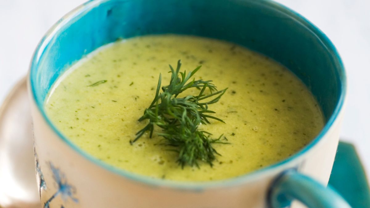 Kremowa zupa koperkowa jest kojąca dla żołądka