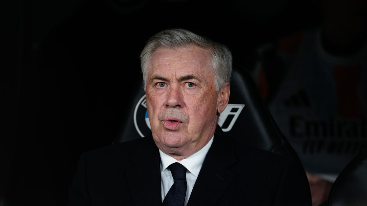 MADRID, SPAIN - JANUARY 19: Carlo Ancelotti, head coach of Real Madrid, looks on during the Spanish League, LaLiga EA Sports, football match played between Real Madrid and UD Las Palmas at Santiago Bernabeu stadium on January 19, 2025, in Madrid, Spain. (Photo By Oscar J. Barroso/Europa Press via Getty Images)
