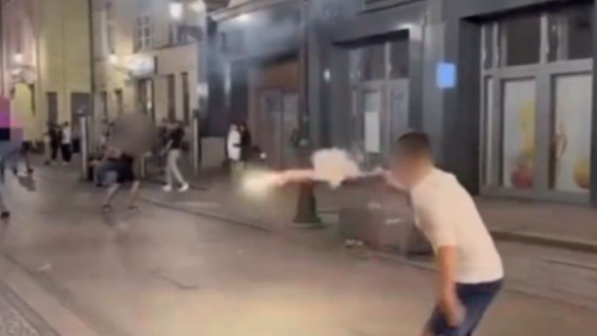 Strzelali do siebie fajerwerkami w środku Wrocławia.