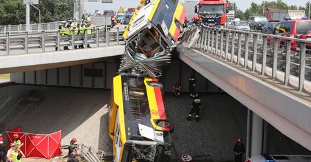 Warszawa. Wypadek autobusu. Nieoficjalnie: Kierowca miał wysoką gorączkę