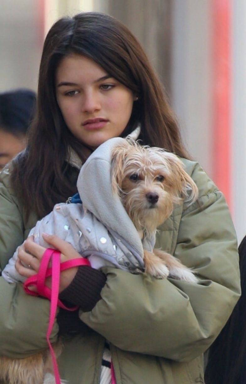Suri Cruise spaceruje po Nowym Jorku z koleżanką i psem