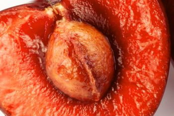 Co się stanie, jeśli połkniesz pestkę czereśni? Wiele osób nie wie