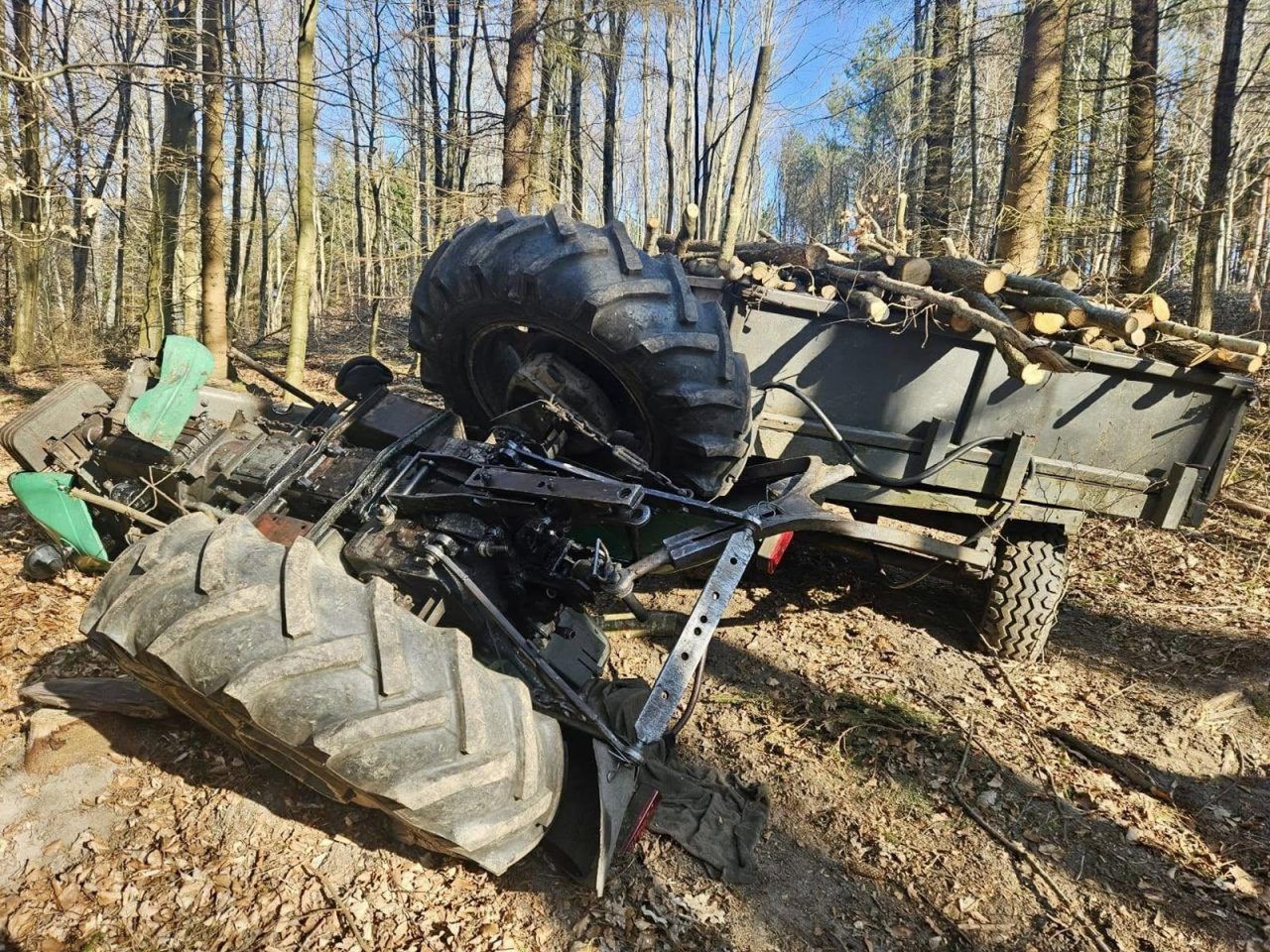 Wypadek podczas prac w lesie. Ciągnik przygniótł 69-latka