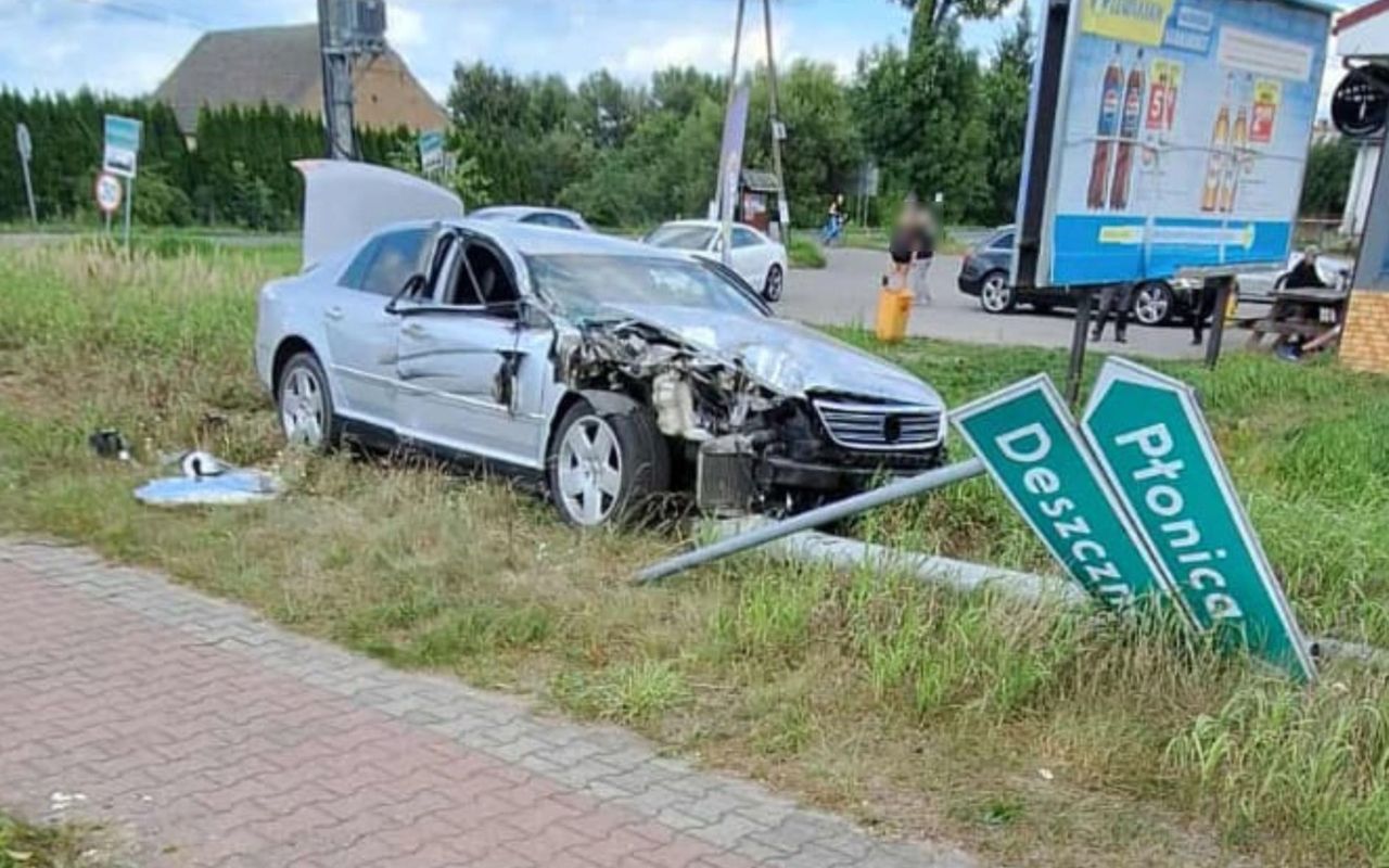 Krasowiec: Wyprzedzał przed skrzyżowaniem. Uderzył w ładowarkę