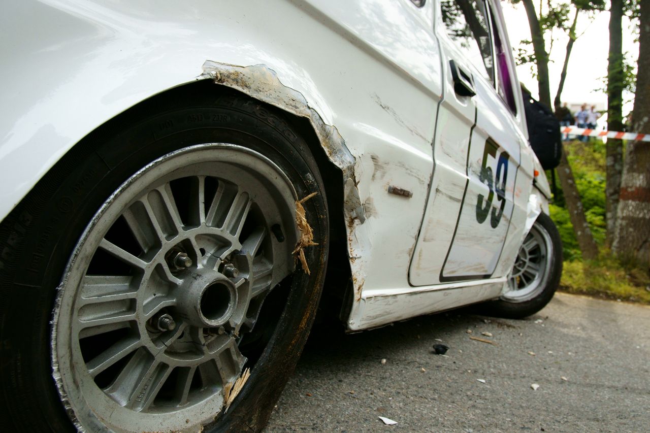 Przemyśl: Volkswagen polo uderzył w drzewo. Trzy młode osoby trafiły do szpitala