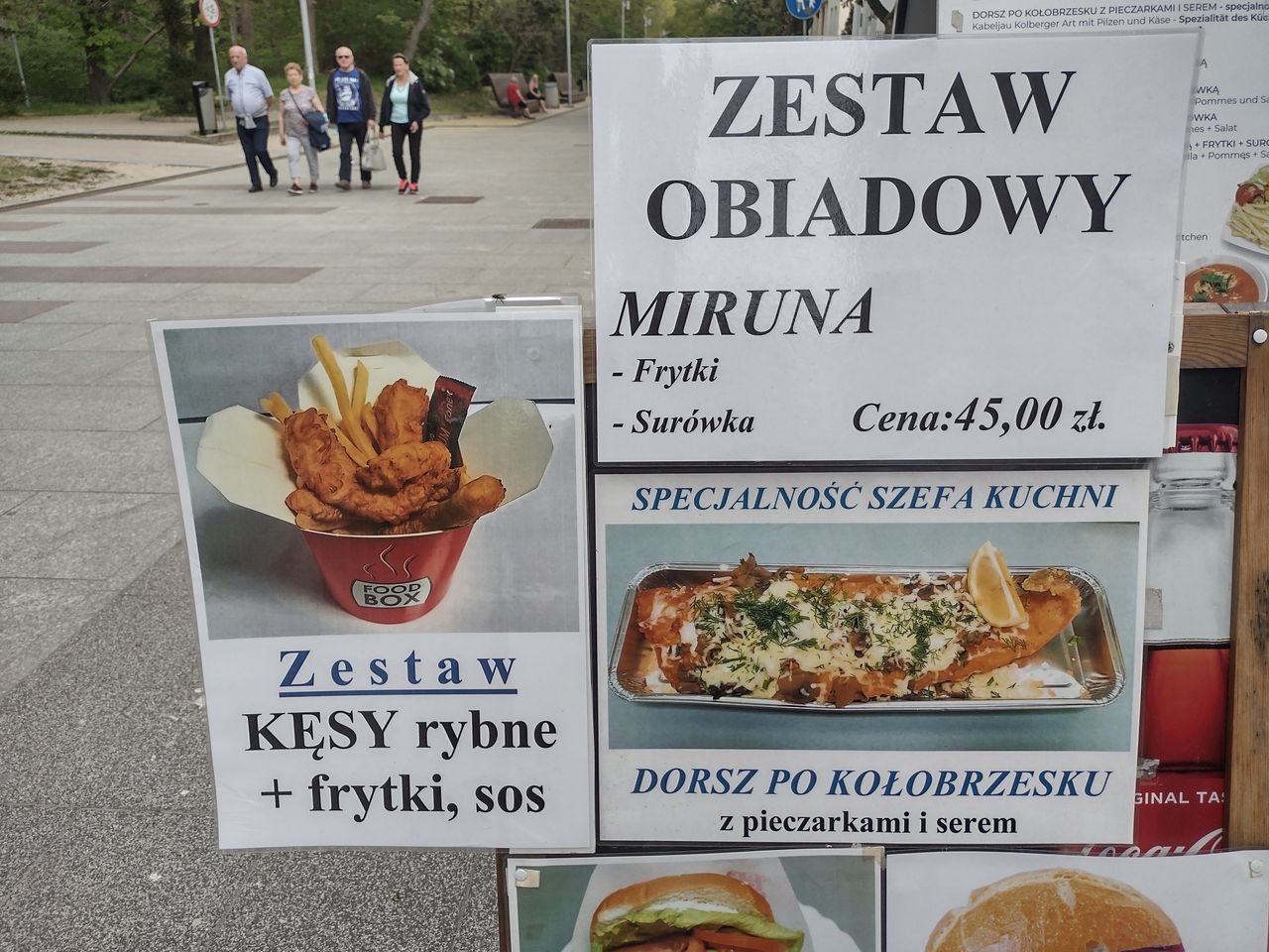 Ceny popularnego zestawu obiadowego na deptaku w Kołobrzegu 