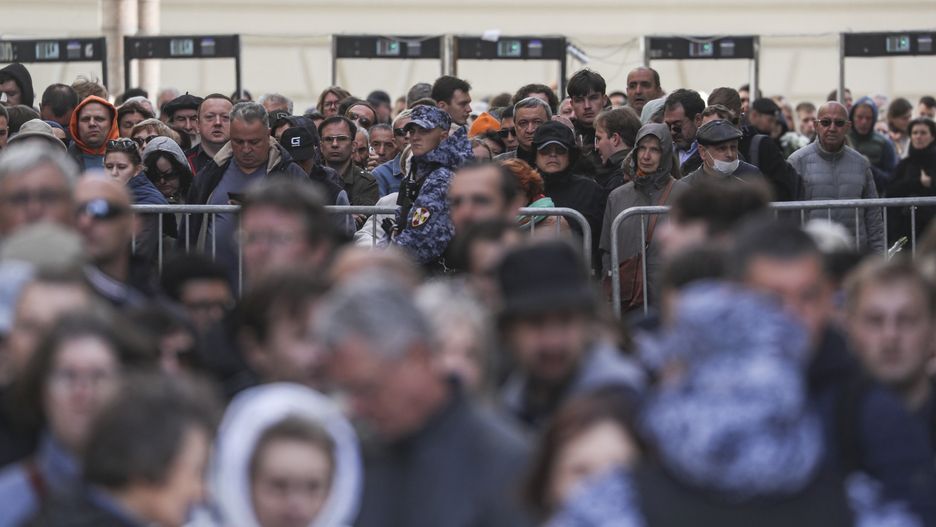 Tłumy w Moskwie. Żegnają zmarłego prezydenta
