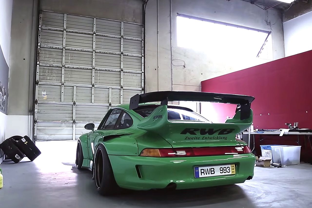 Nocna wycieczka z Akira Nakai-Sanem i Porsche 911 RWB Super Musashi [wideo]