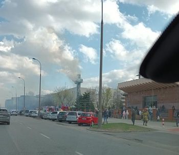 Pożar przed kościołem w Warszawie. Krzyż stanął w ogniu