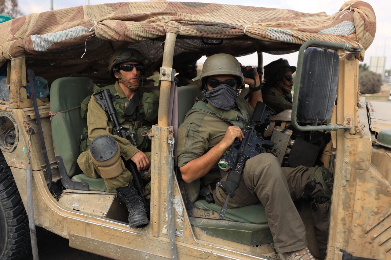 Israeli soldiers deploying to war.