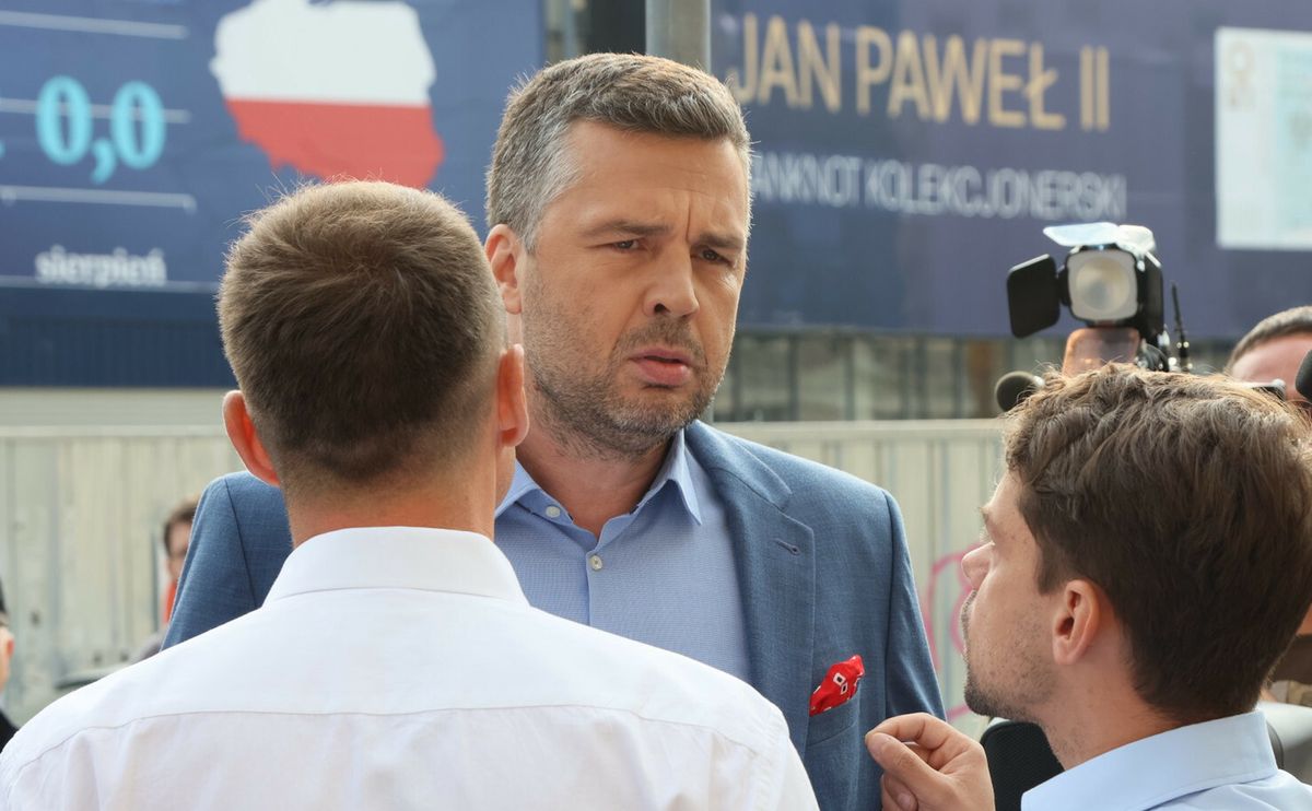 Michał Rachoń próbował się dopchać do Donalda Tuska pod budynkiem TVP
