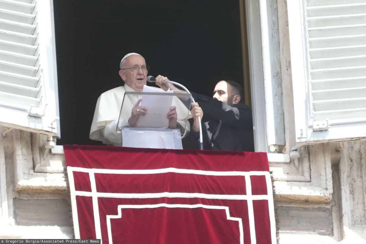 Papież Franciszek wygłasza modlitwę Anioł Pański w południe na Placu Świętego Piotra w Watykanie