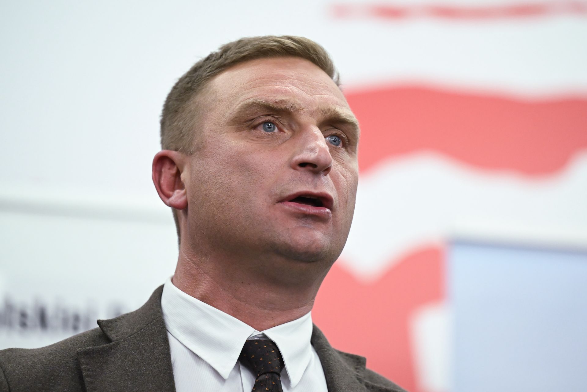 wiadomości,aktualności,WP Wiadomości Bąkiewicz w liceum. Uczeń jednoznacznie ocenia, poseł PiS kontratakuje