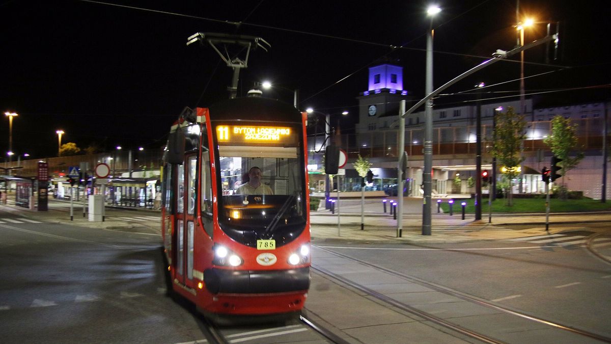 Koszmarny wypadek w Chorzowie. Mężczyzna utknął pod tramwajem