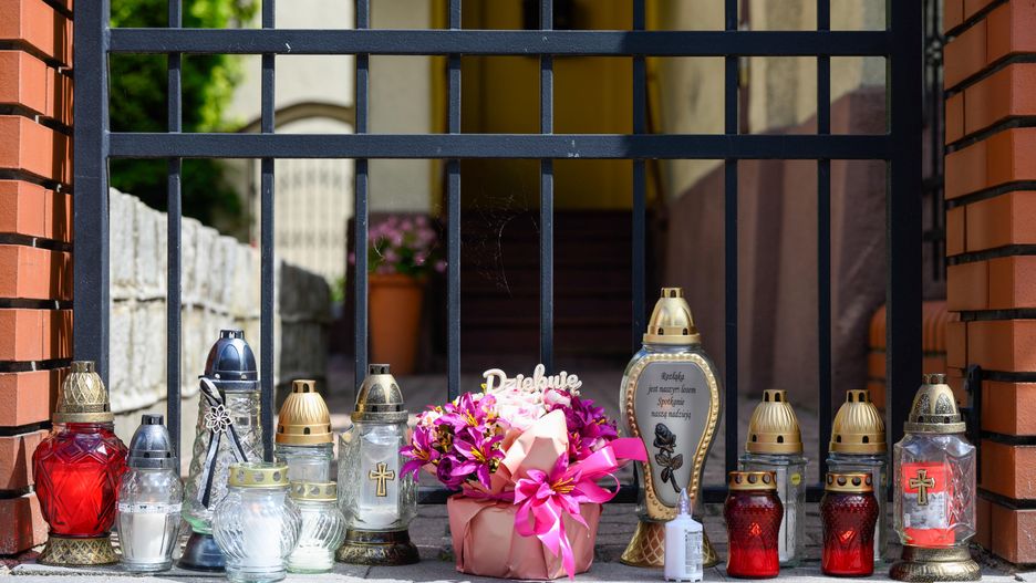 Pod domem zamordowanej dentystki ze Środy Wielkopolskiej i jej syna, księdza w stanie ciężkim przebywającego w szpitalu, mieszkańcy ustawiają znicze