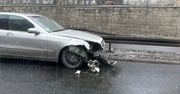 Warszawa: Kierujący Mercedesem wjechał w barierki, porzucił pojazd i uciekł pieszo