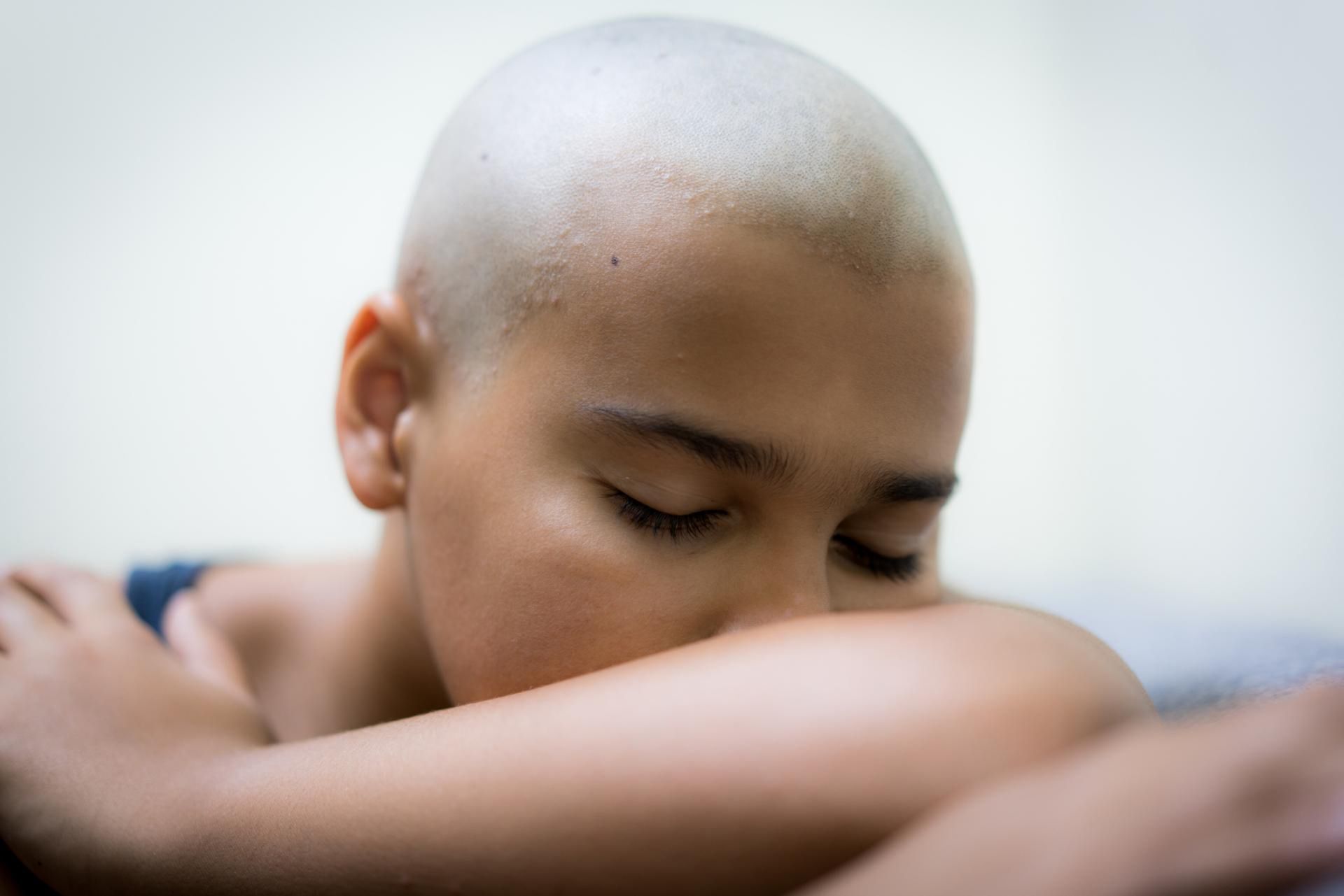 Ojciec postanowił córce dać wybór - wolała ogolić głowę, niż oddać smartfon