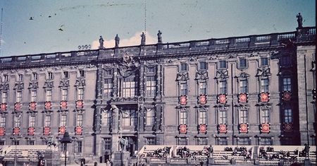 Pogodna, kolorowa wiosna 1937 roku w Berlinie. Ulice pełne swastyk, żołnierzy i... spokoju