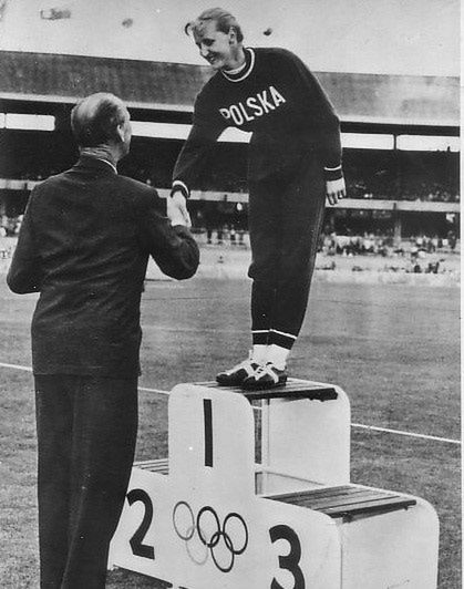 Elżbieta Duńska-Krzesińska na podium olimpijskim fot. Muzeum Sportu i Turystyki