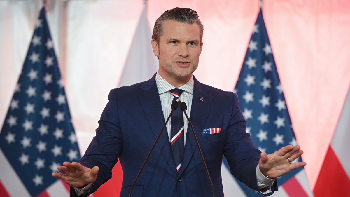 Warszawa, 14.02.2025. Sekretarz obrony USA Pete Hegseth na konferencji prasowej z ministrem obrony narodowej Władysławem Kosiniakiem-Kamyszem w siedzibie MON w Warszawie. (aldg) PAP/Marcin Obara