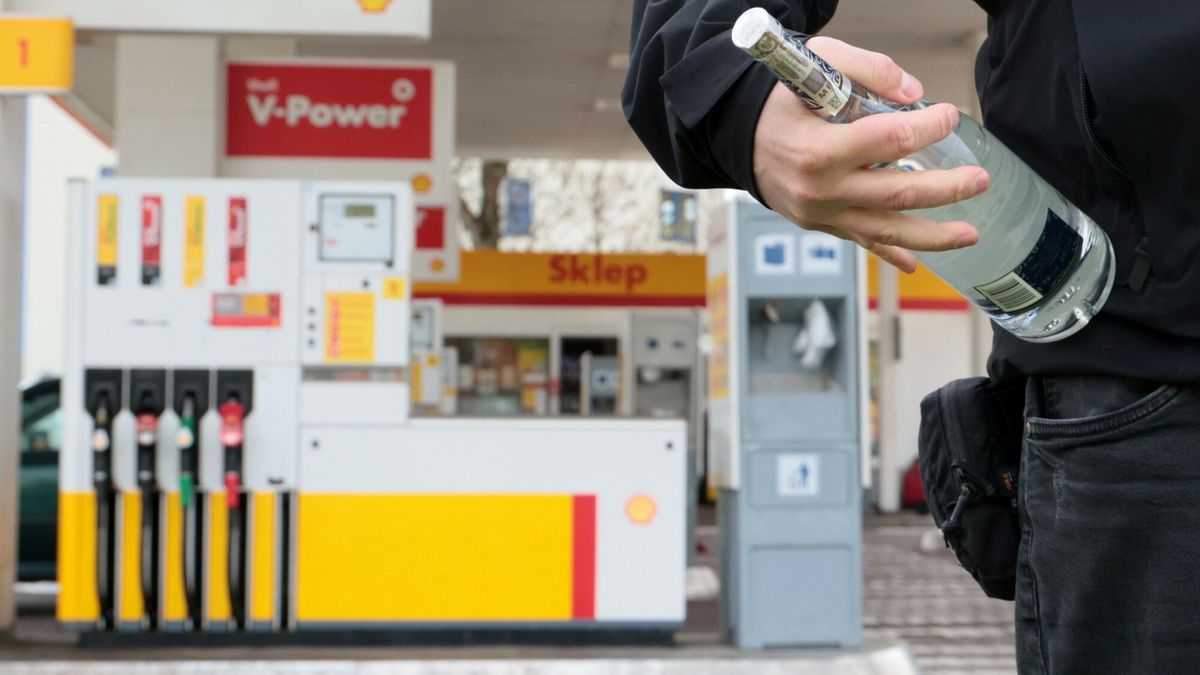 Zakaz sprzeda?y alkoholu na stacjach paliw?
Fot. Pawel Wodzynski/East News, Warszawa, 19.04.2024. Minister Zdrowia przekonuje rzad do wprowadzenia zakazu sprzedazy napojow alkoholowych na stacjach benzynowych.
Pawel Wodzynski